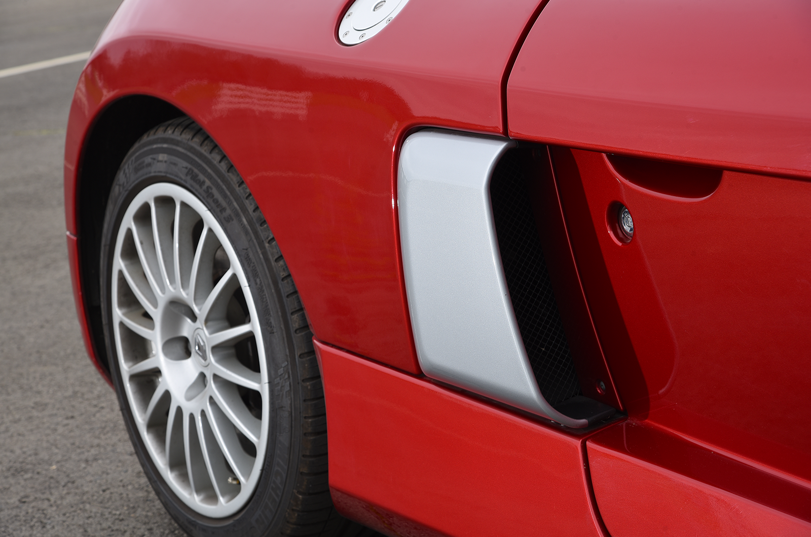 Classic & Sports Car – Unhinged hatches: Volkswagen Beetle RSI vs Renault Clio V6