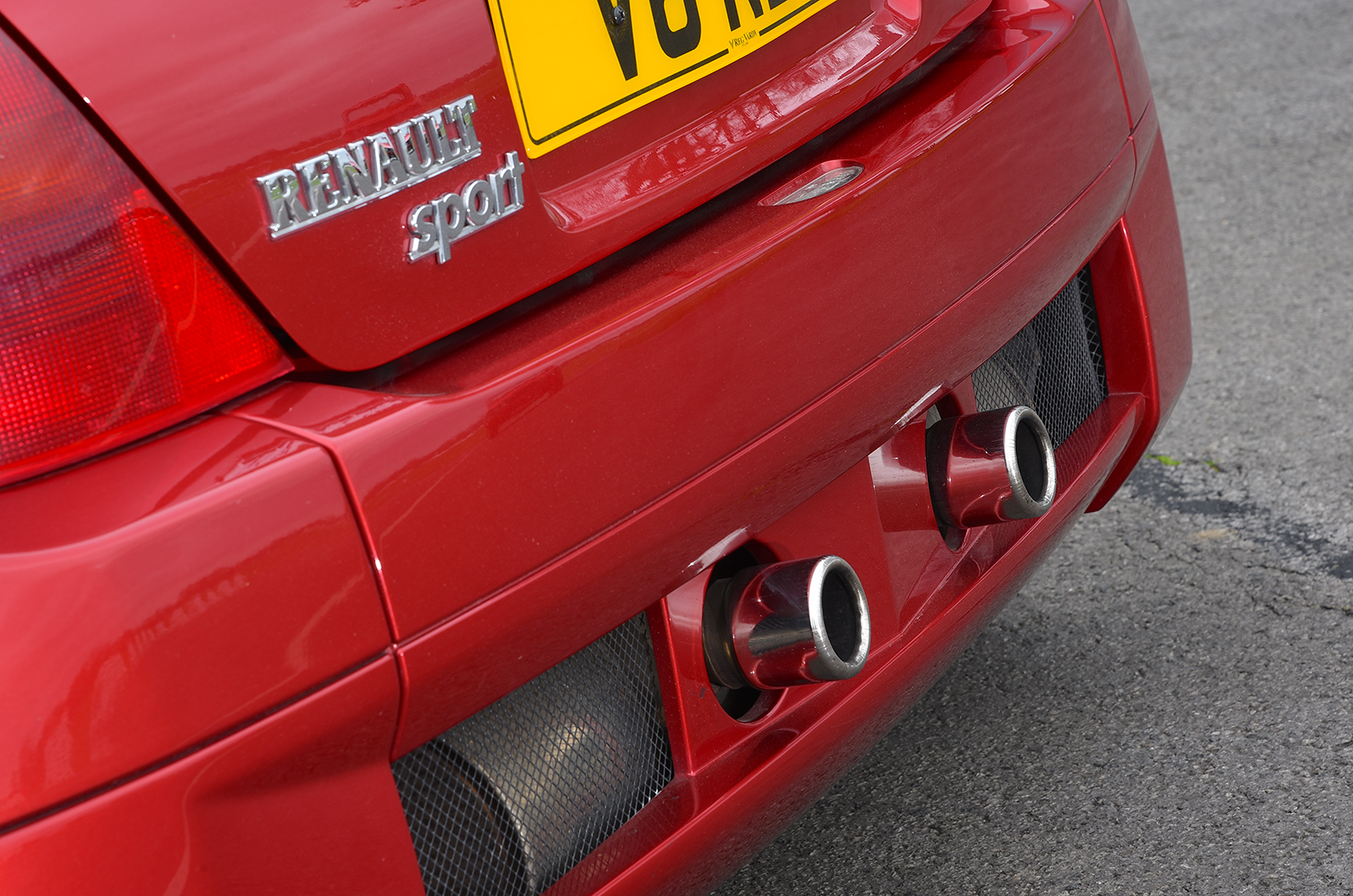 Classic & Sports Car – Unhinged hatches: Volkswagen Beetle RSI vs Renault Clio V6