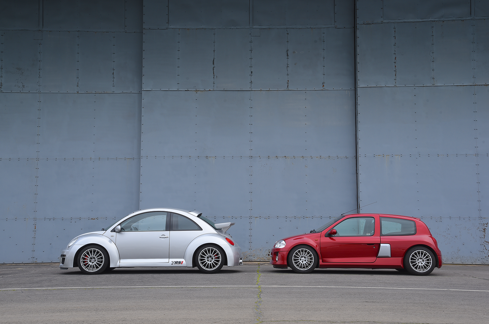 Classic & Sports Car – Unhinged hatches: Volkswagen Beetle RSI vs Renault Clio V6