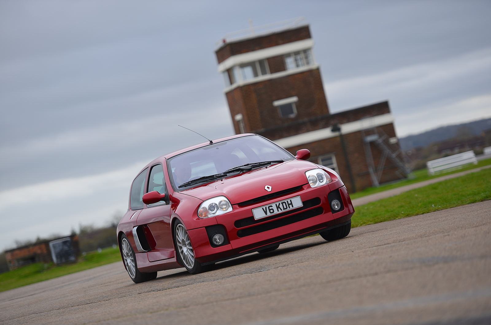 Classic & Sports Car – Unhinged hatches: Volkswagen Beetle RSI vs Renault Clio V6