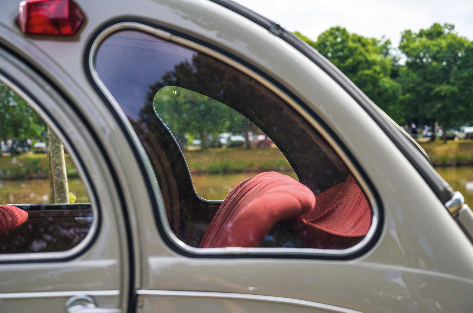 Classic & Sports Car – Meet the luxury Citroën 2CV