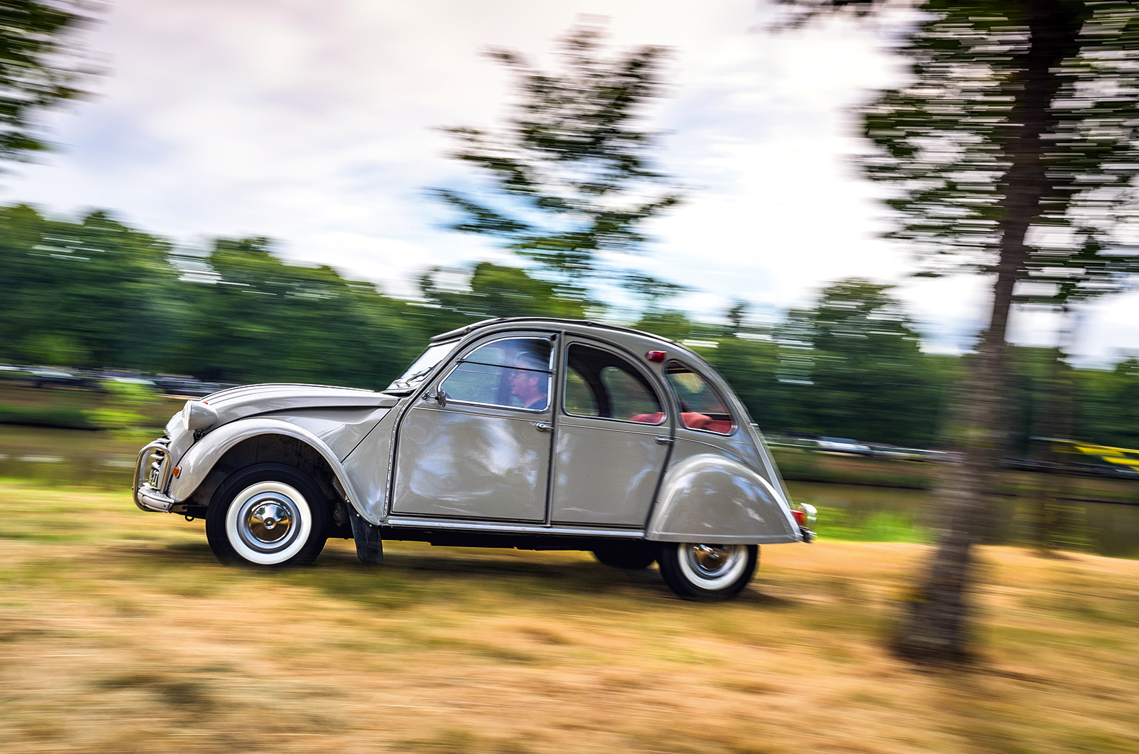 Classic & Sports Car – Meet the luxury Citroën 2CV