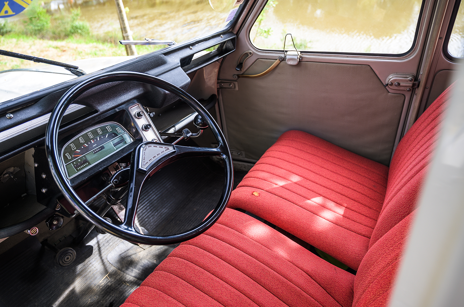 Classic & Sports Car – Meet the luxury Citroën 2CV