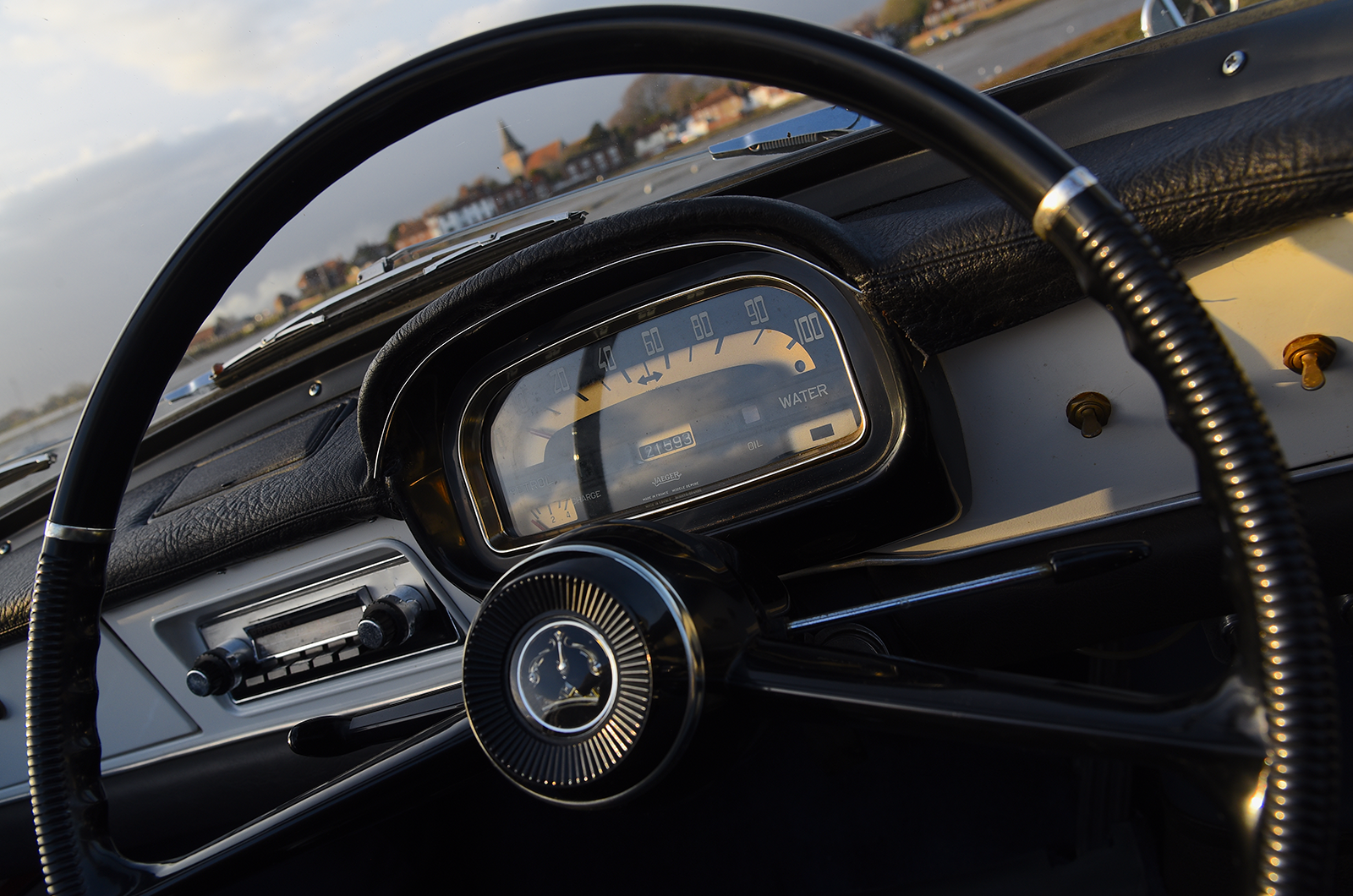 Classic & Sports Car – Chic to chic: Volkswagen Karmann Ghia vs Renault Floride