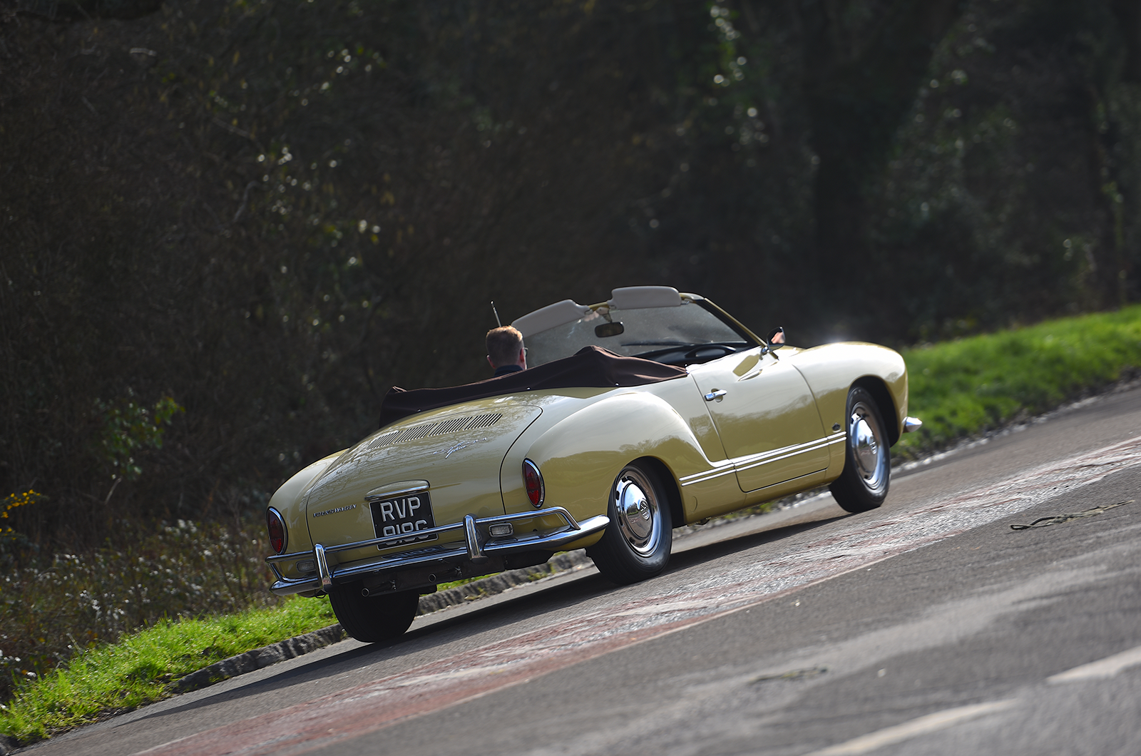 Classic & Sports Car – Chic to chic: Volkswagen Karmann Ghia vs Renault Floride
