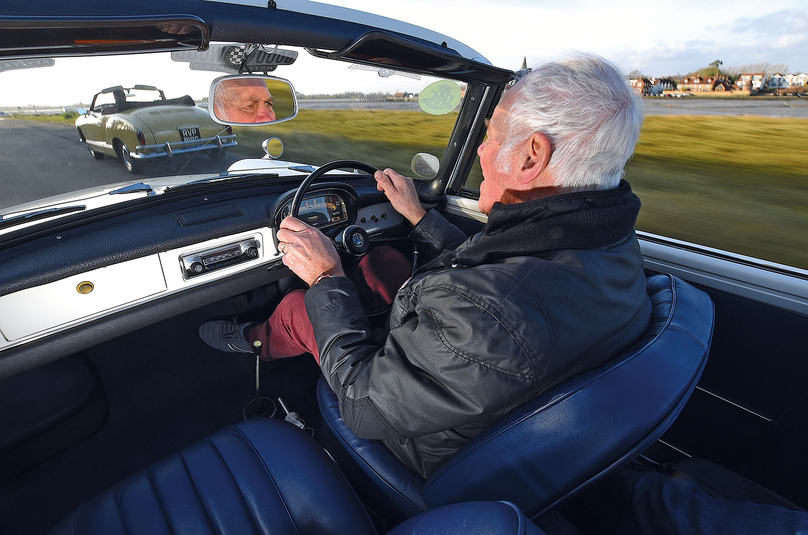 Classic & Sports Car – Chic to chic: Volkswagen Karmann Ghia vs Renault Floride