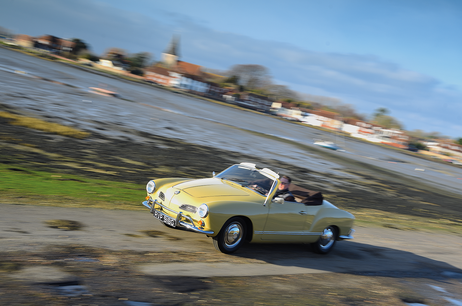 Classic & Sports Car – Chic to chic: Volkswagen Karmann Ghia vs Renault Floride