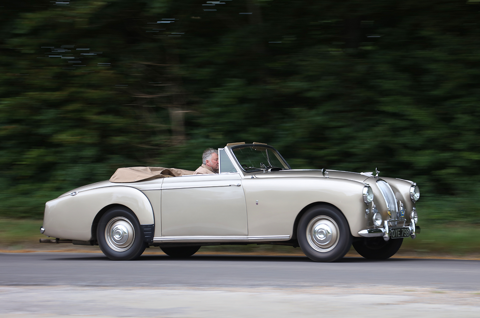 Classic & Sports Car – From the past with presence: Bristol 405 vs Lagonda 3 Litre