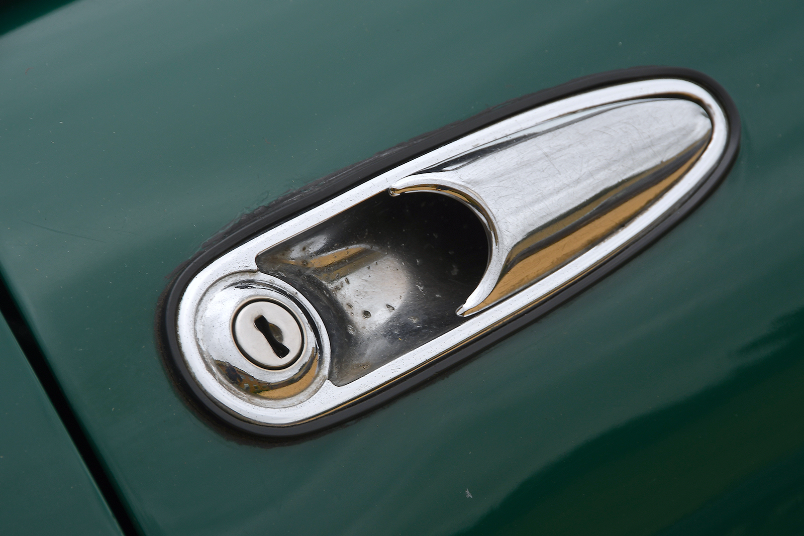 Classic & Sports Car – Recapturing a much-loved Alfa Romeo Spider