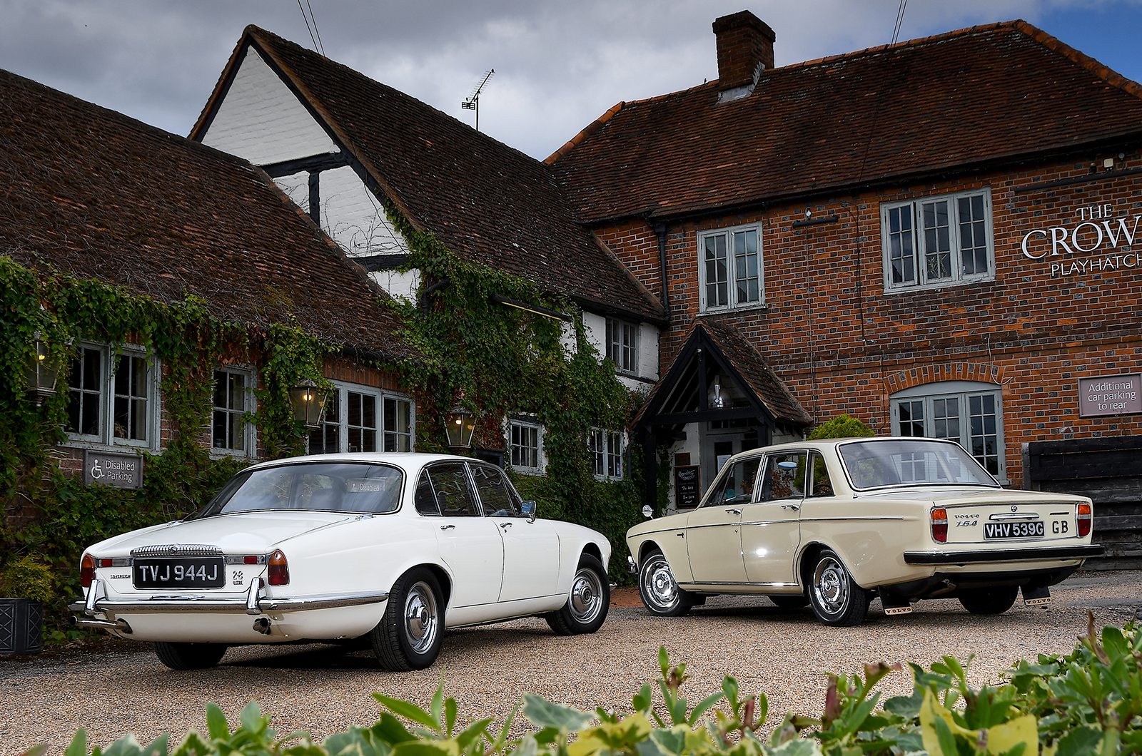 Classic & Sports Car – Executive elegance: Volvo 164 vs Daimler Sovereign 2.8