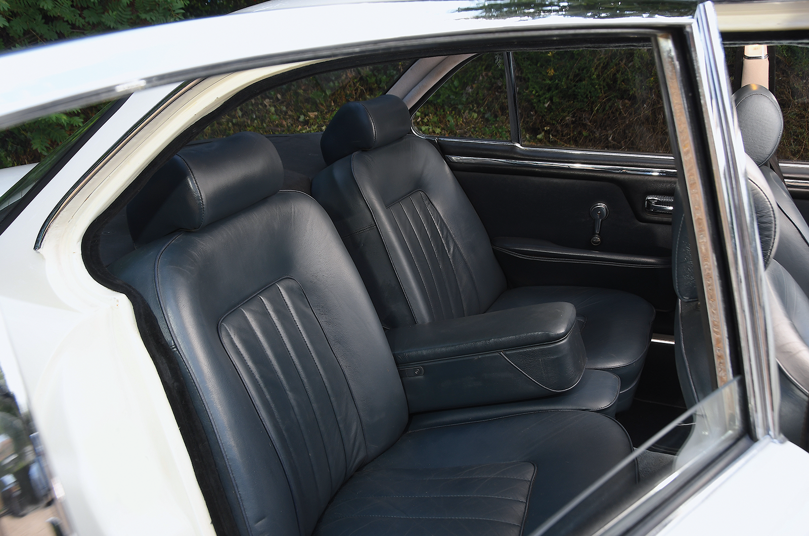 Classic & Sports Car – Executive elegance: Volvo 164 vs Daimler Sovereign 2.8