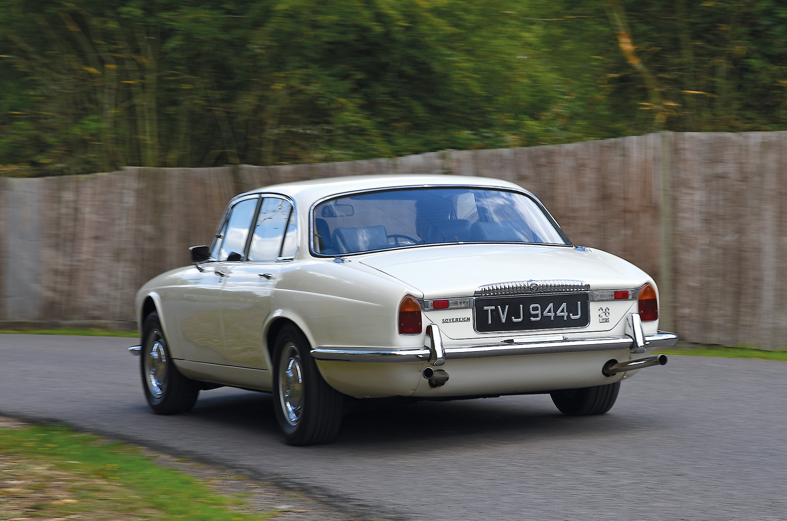Classic & Sports Car – Executive elegance: Volvo 164 vs Daimler Sovereign 2.8