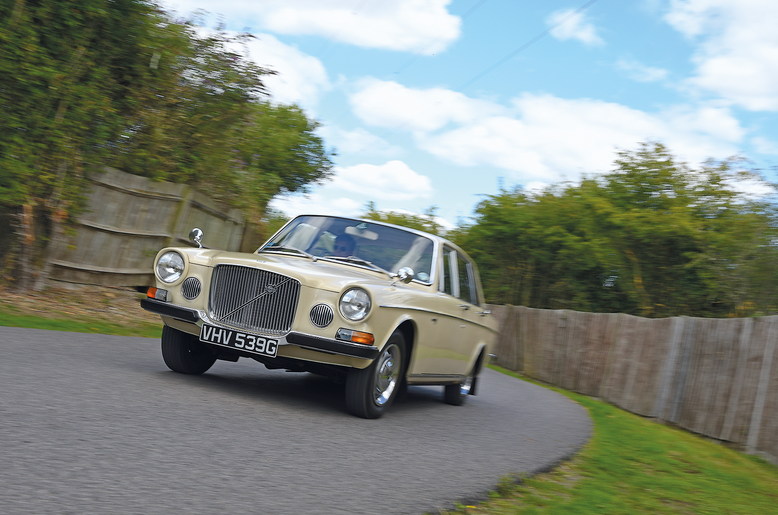 Classic & Sports Car – Executive elegance: Volvo 164 vs Daimler Sovereign 2.8