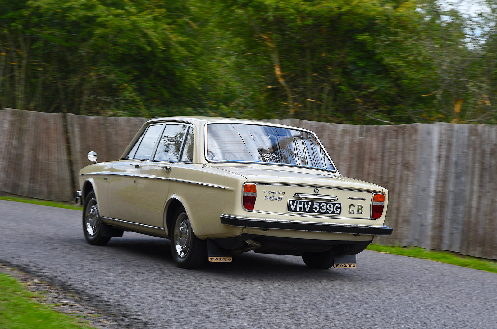 Classic & Sports Car – Executive elegance: Volvo 164 vs Daimler Sovereign 2.8