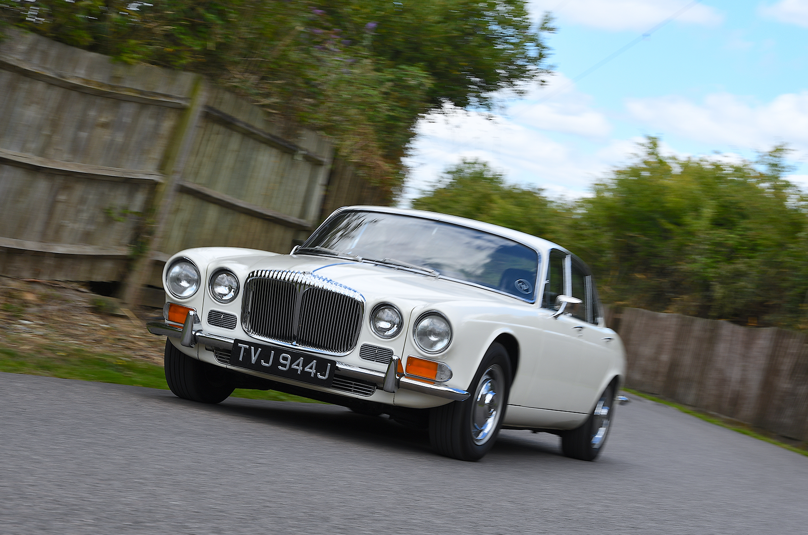 Classic & Sports Car – Executive elegance: Volvo 164 vs Daimler Sovereign 2.8
