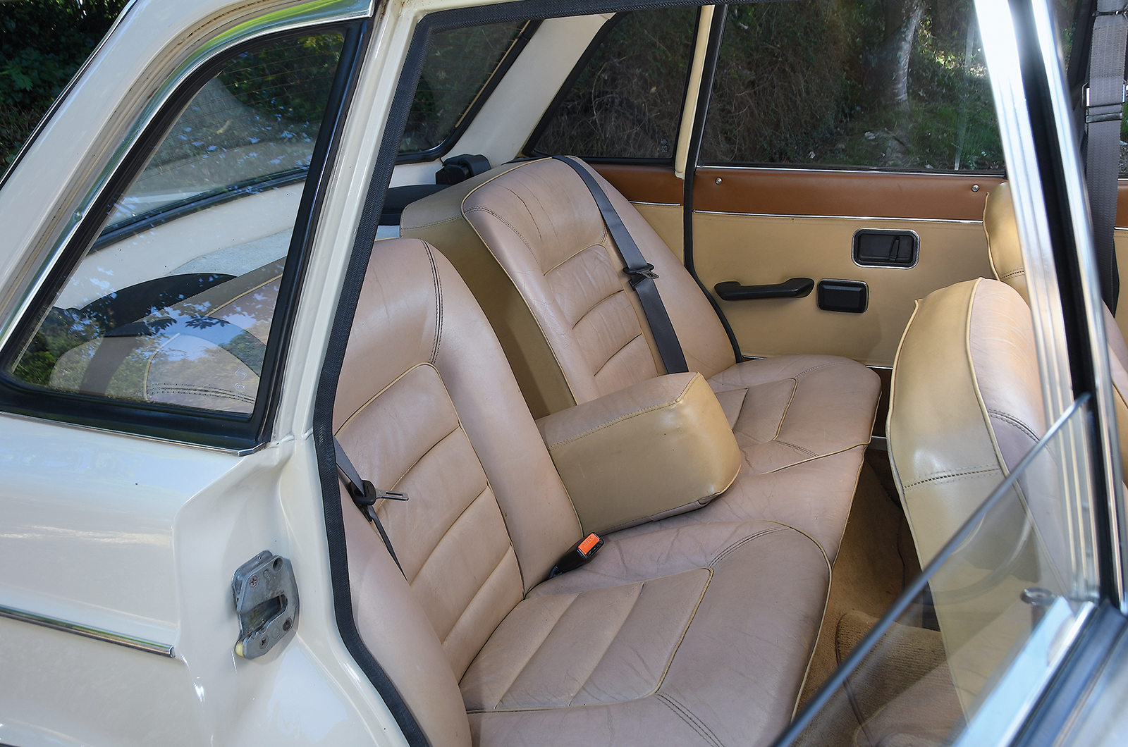 Classic & Sports Car – Executive elegance: Volvo 164 vs Daimler Sovereign 2.8