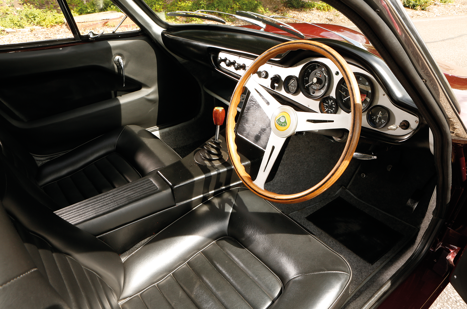 Classic & Sports Car – Little gems: Alfa Romeo vs MG vs Lotus vs Porsche