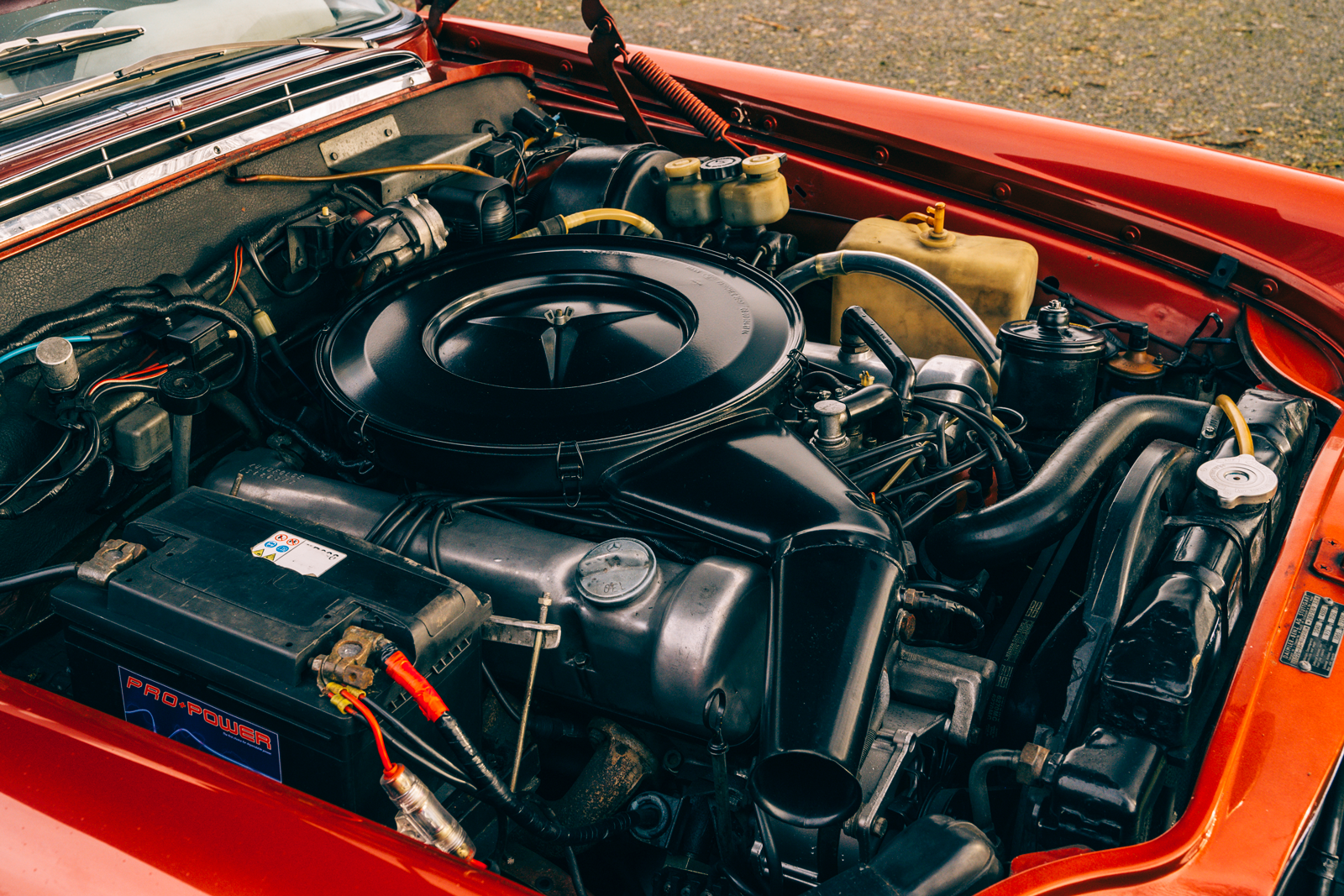 Classic & Sports Car – Glamour models: Mercedes-Benz 280SE 3.5 Coupé vs Rolls-Royce Silver Shadow MPW