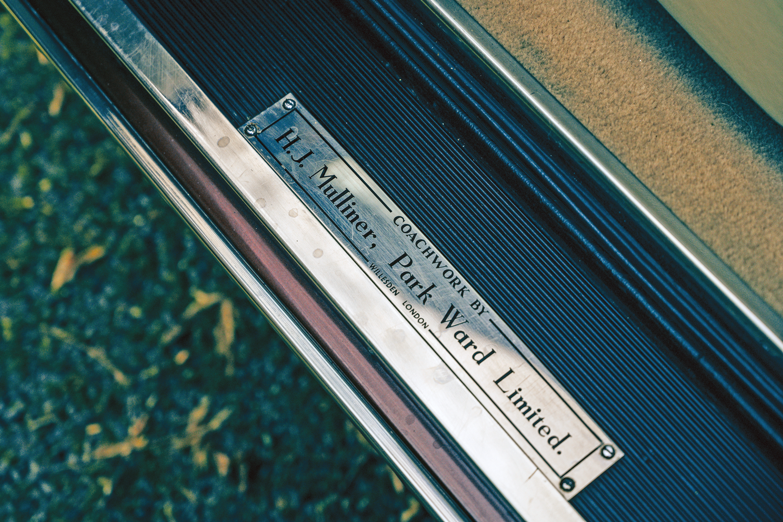 Classic & Sports Car – Glamour models: Mercedes-Benz 280SE 3.5 Coupé vs Rolls-Royce Silver Shadow MPW