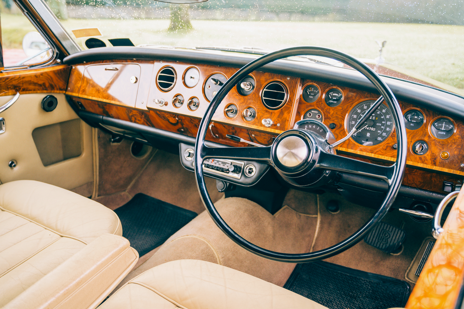 Classic & Sports Car – Glamour models: Mercedes-Benz 280SE 3.5 Coupé vs Rolls-Royce Silver Shadow MPW