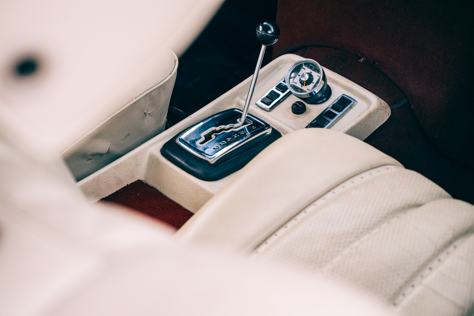 Classic & Sports Car – Glamour models: Mercedes-Benz 280SE 3.5 Coupé vs Rolls-Royce Silver Shadow MPW