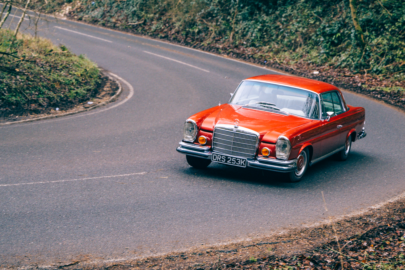 Classic & Sports Car – Glamour models: Mercedes-Benz 280SE 3.5 Coupé vs Rolls-Royce Silver Shadow MPW