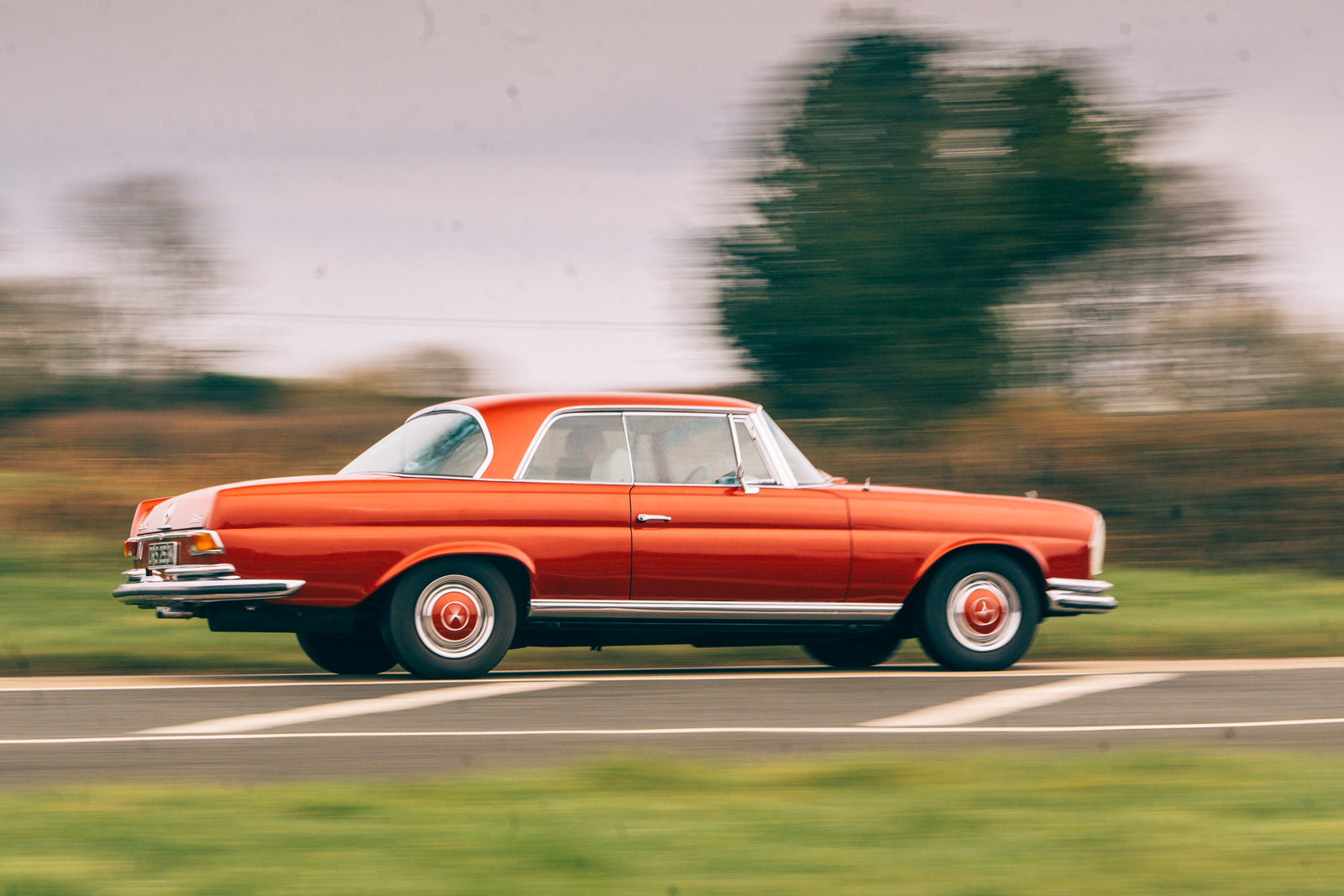 Classic & Sports Car – Glamour models: Mercedes-Benz 280SE 3.5 Coupé vs Rolls-Royce Silver Shadow MPW