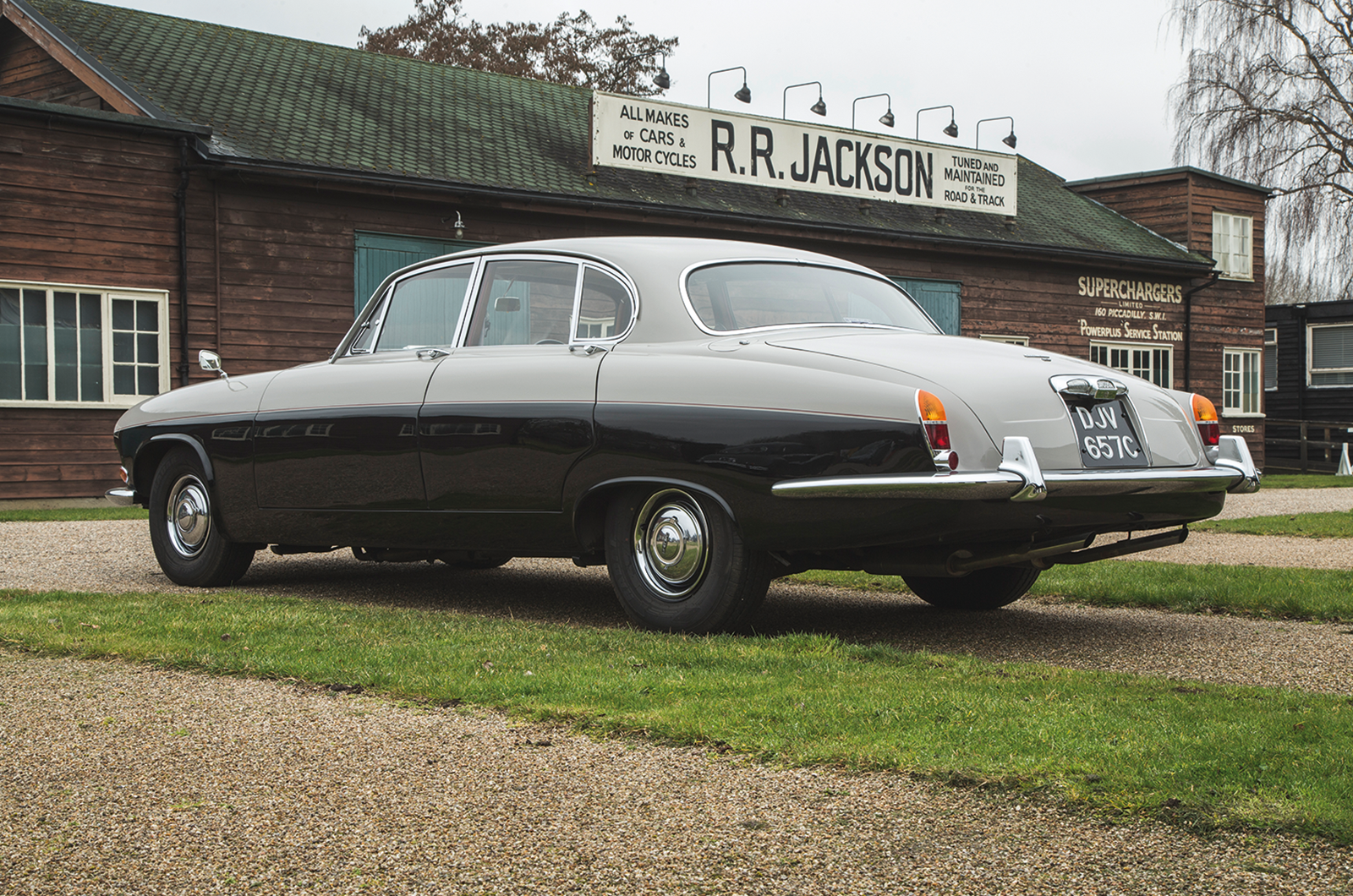 Classic & Sports Car – When size matters: Jaguar MkVIIM vs MkX