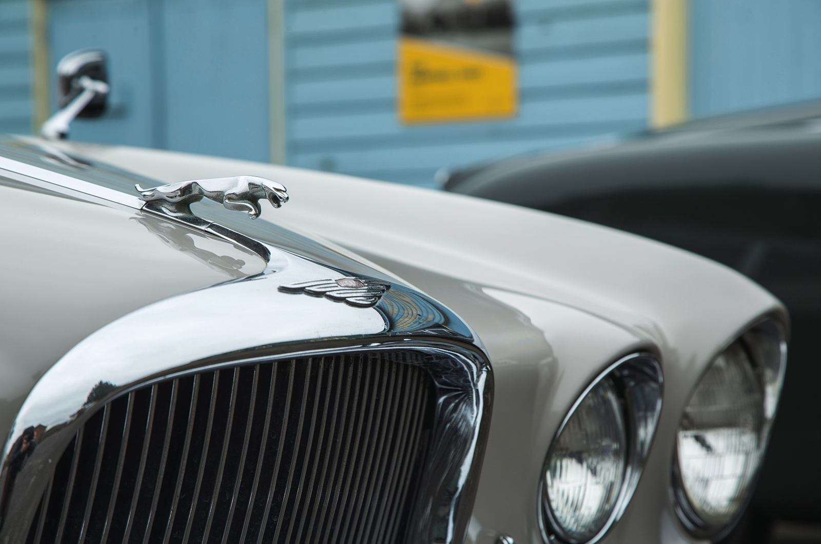 Classic & Sports Car – When size matters: Jaguar MkVIIM vs MkX