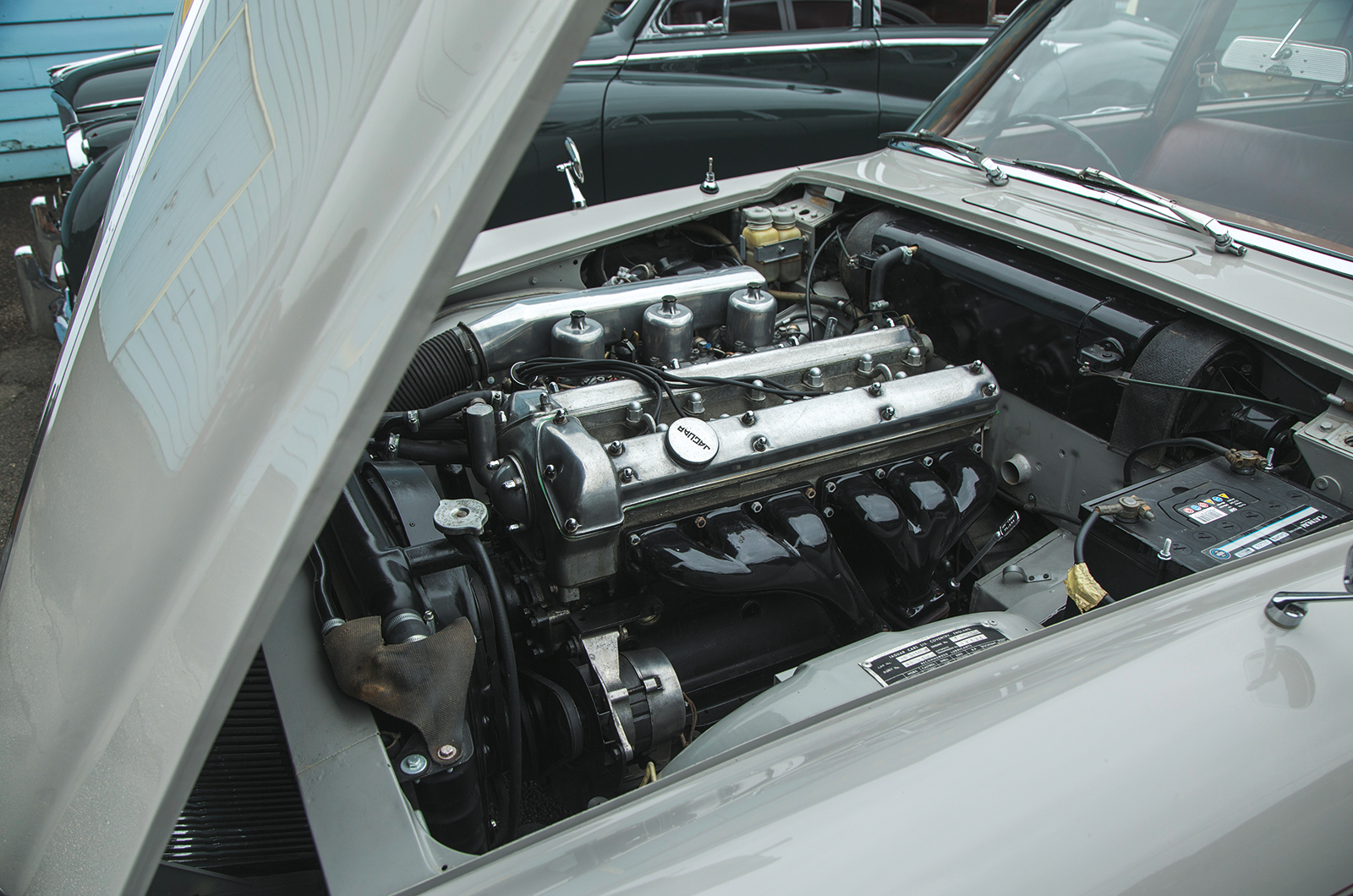 Classic & Sports Car – When size matters: Jaguar MkVIIM vs MkX