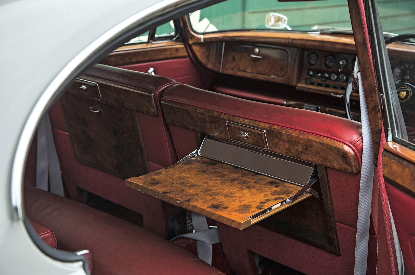 Classic & Sports Car – When size matters: Jaguar MkVIIM vs MkX