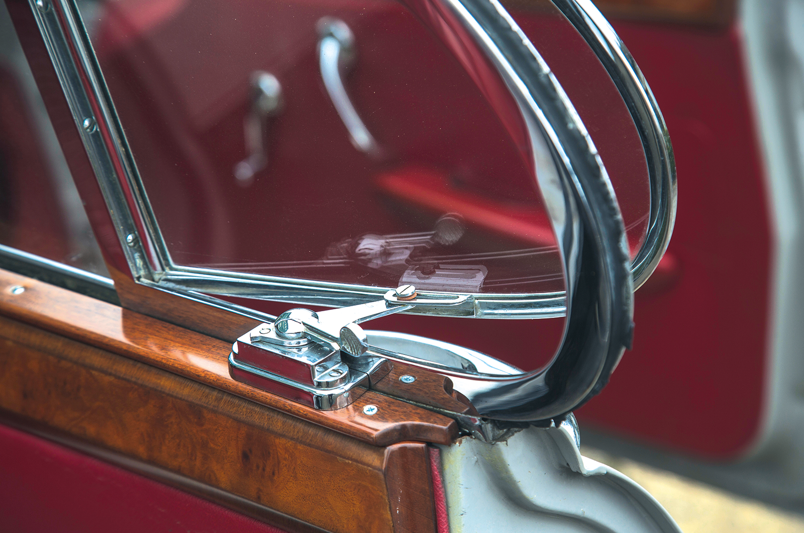 Classic & Sports Car – When size matters: Jaguar MkVIIM vs MkX