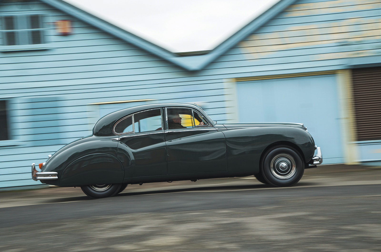 Classic & Sports Car – When size matters: Jaguar MkVIIM vs MkX