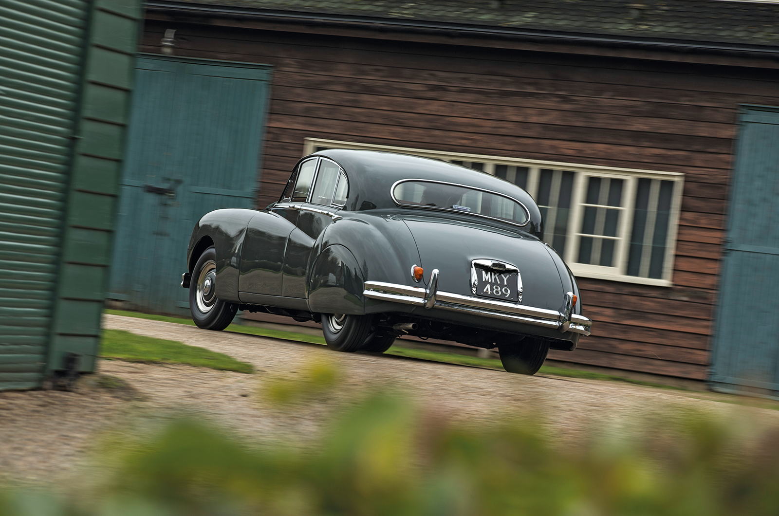 Classic & Sports Car – When size matters: Jaguar MkVIIM vs MkX