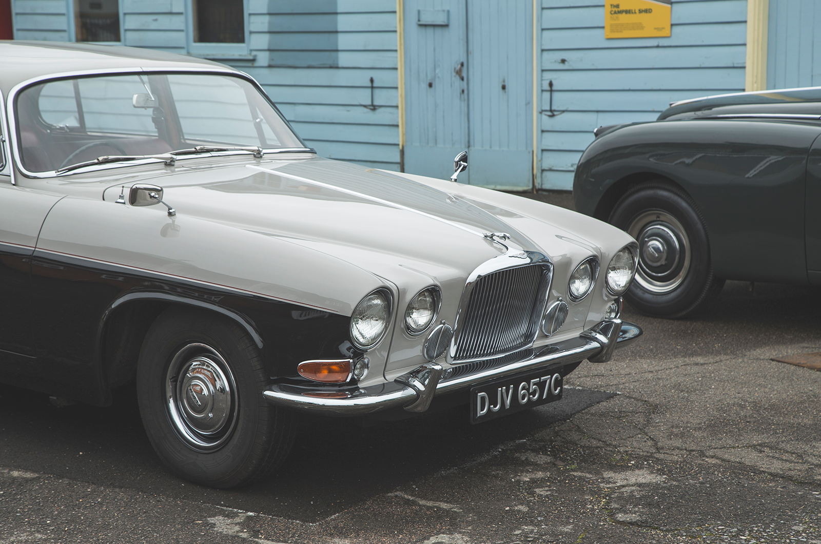 Classic & Sports Car – When size matters: Jaguar MkVIIM vs MkX