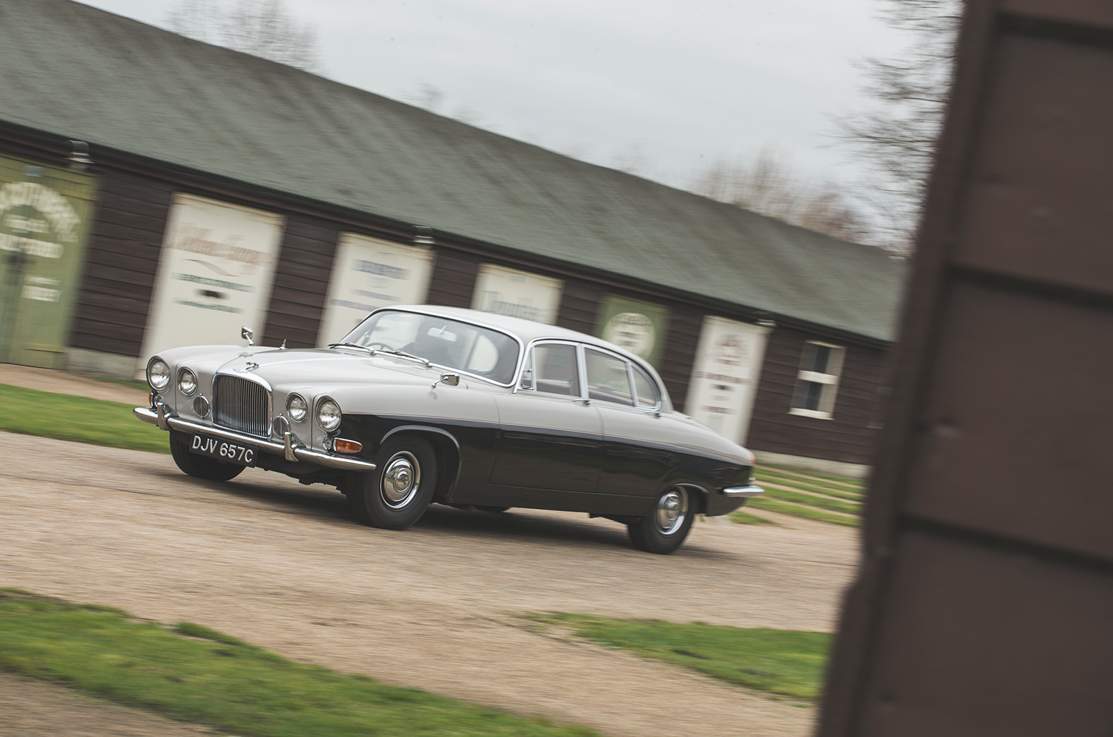 Classic & Sports Car – When size matters: Jaguar MkVIIM vs MkX