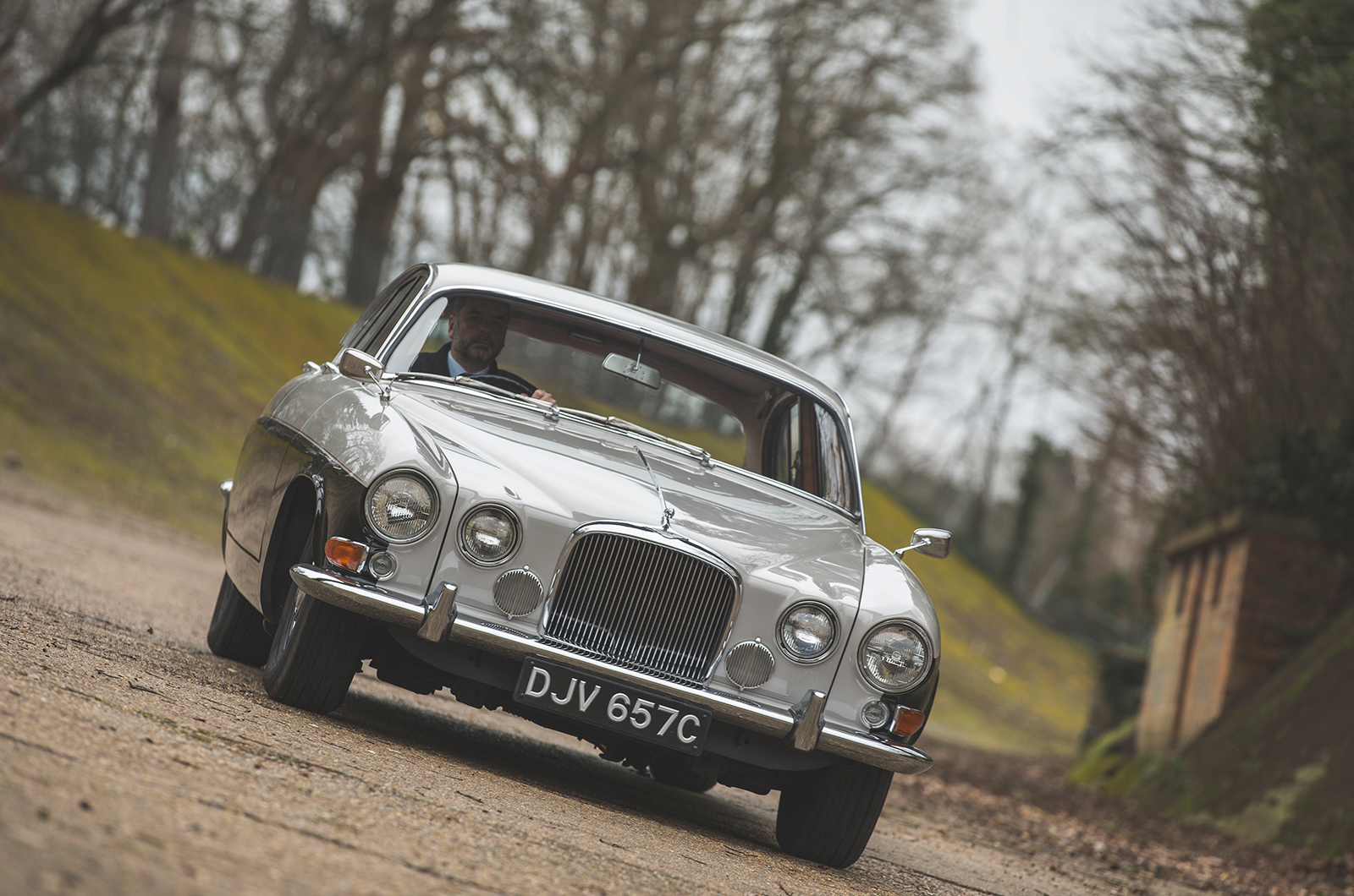 Classic & Sports Car – When size matters: Jaguar MkVIIM vs MkX