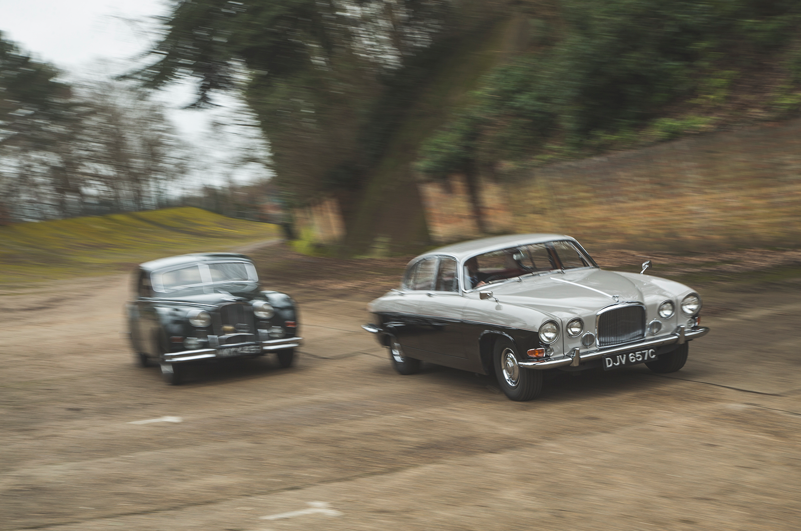 Classic & Sports Car – When size matters: Jaguar MkVIIM vs MkX