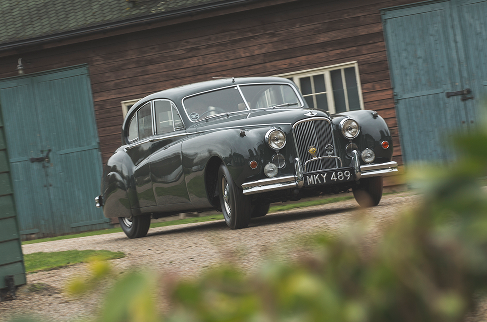 Classic & Sports Car – When size matters: Jaguar MkVIIM vs MkX