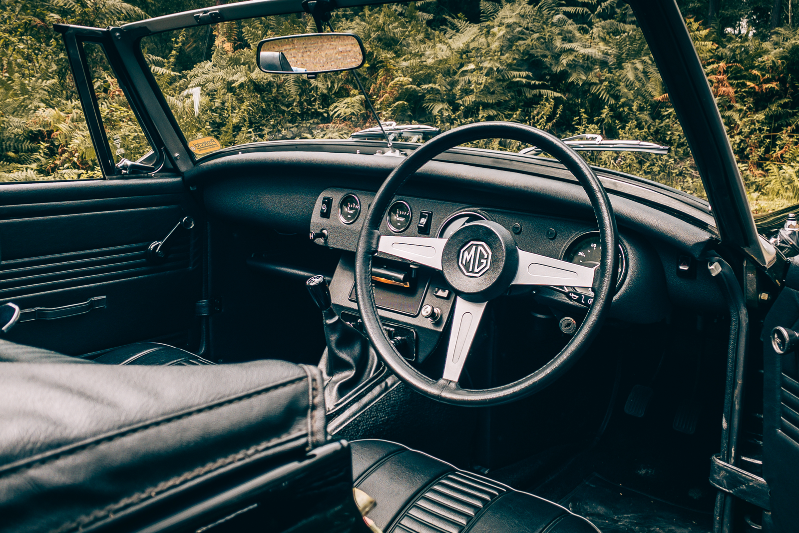 Classic & Sports Car – Shared heart: MG Midget 1500 vs Triumph Spitfire 1500