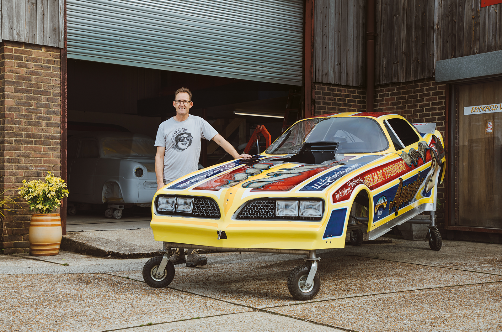 Classic & Sports Car – The specialist: Melliard’s Modern Pinstriping and Lettering