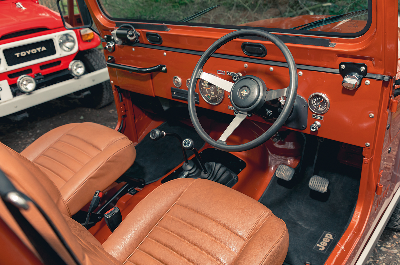 Classic & Sports Car – En vogue off road: Jeep CJ-7 vs Toyota FJ40