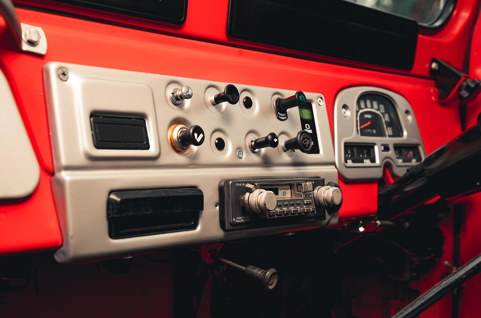 Classic & Sports Car – En vogue off road: Jeep CJ-7 vs Toyota FJ40