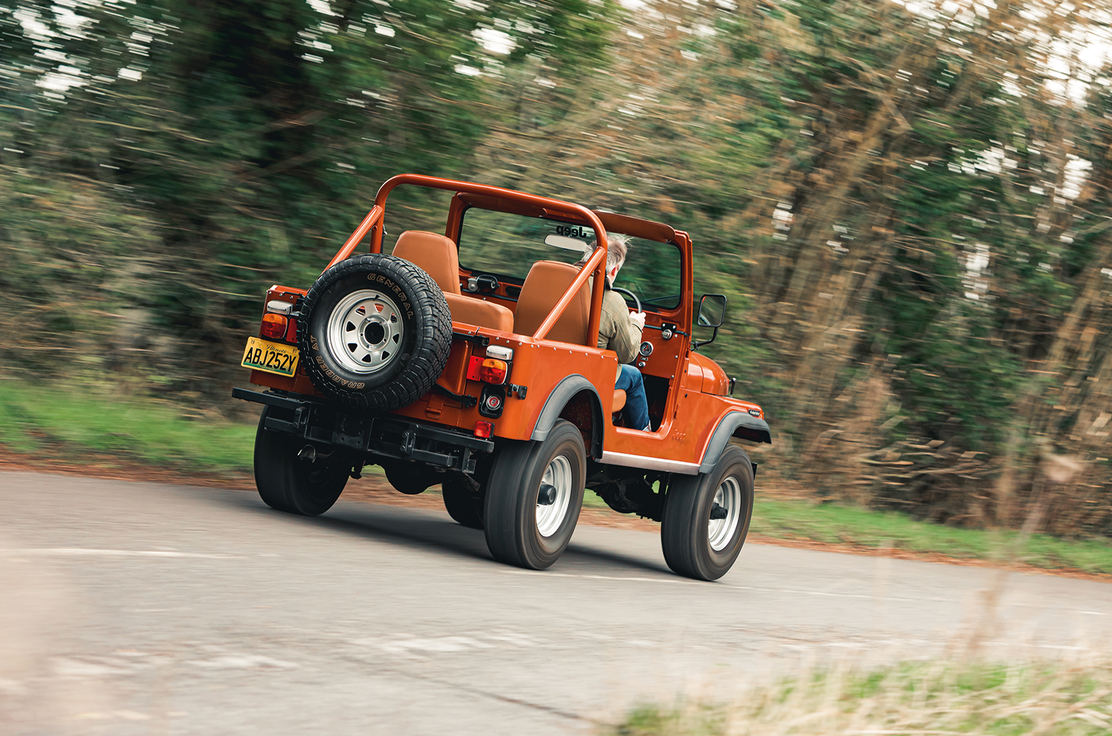 Classic & Sports Car – En vogue off road: Jeep CJ-7 vs Toyota FJ40