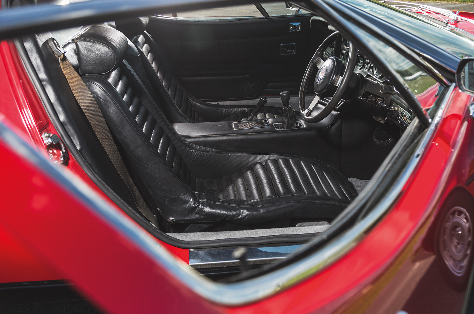 Classic & Sports Car – Supercar legends: Ferrari 365GT4 Berlinetta Boxer fights Maserati Bora for Modena supremacy