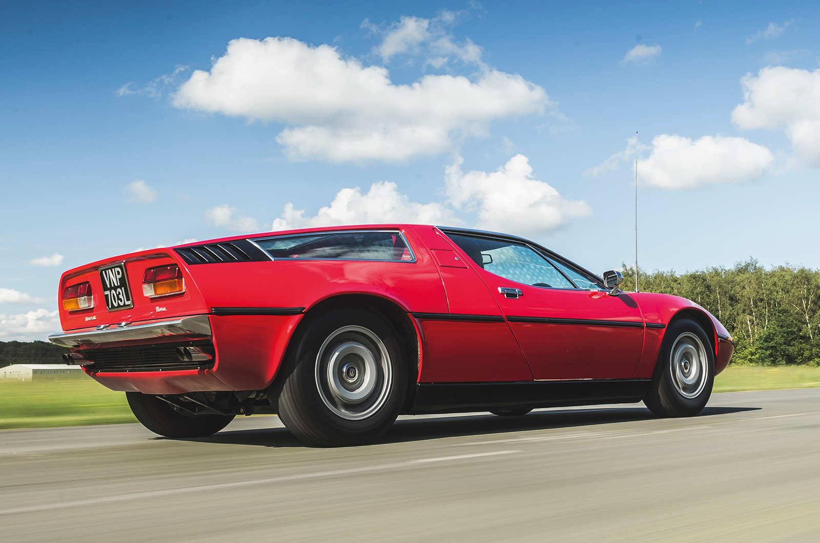 Classic & Sports Car – Supercar legends: Ferrari 365GT4 Berlinetta Boxer fights Maserati Bora for Modena supremacy