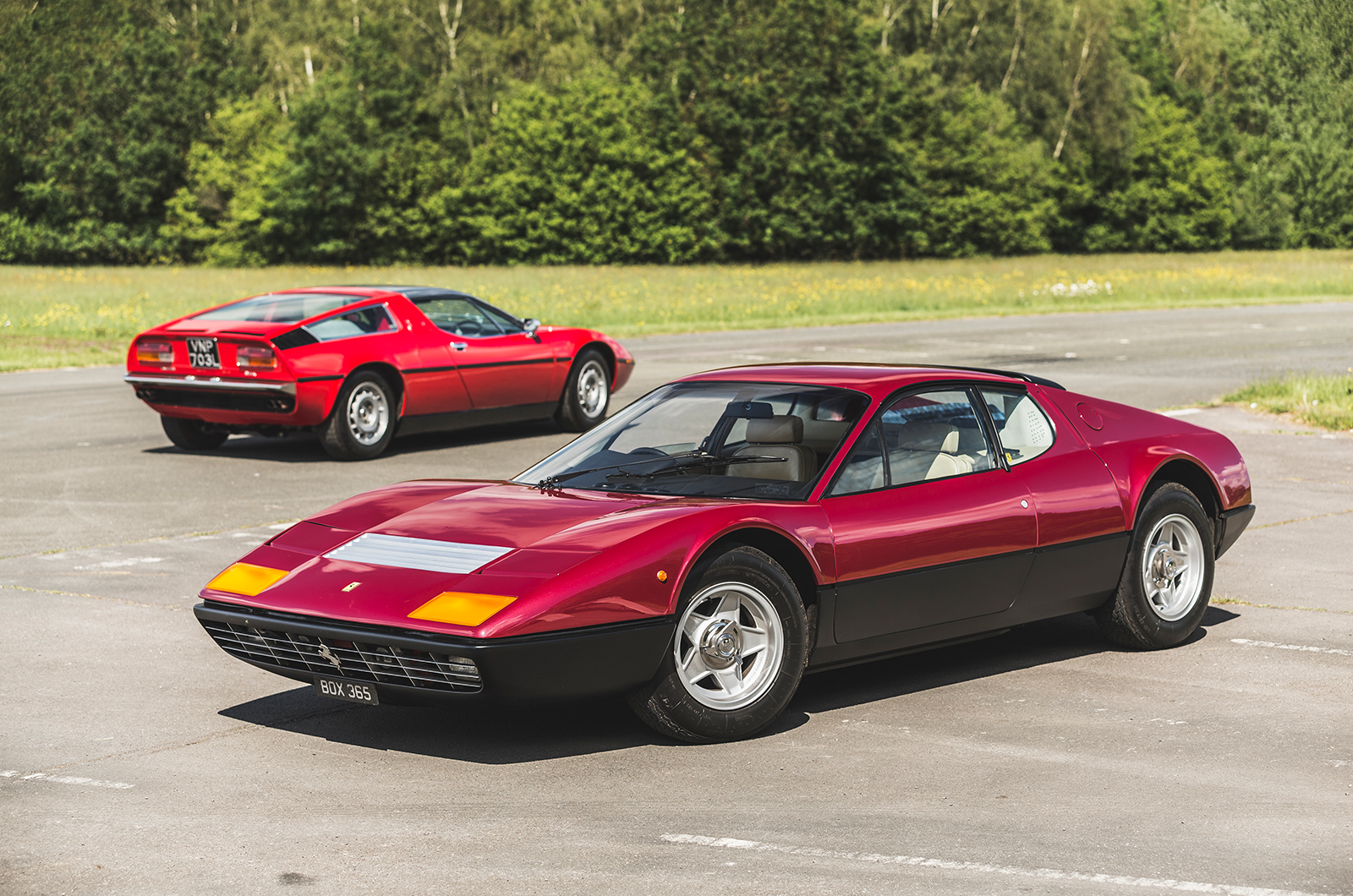 Classic & Sports Car – Supercar legends: Ferrari 365GT4 Berlinetta Boxer fights Maserati Bora for Modena supremacy