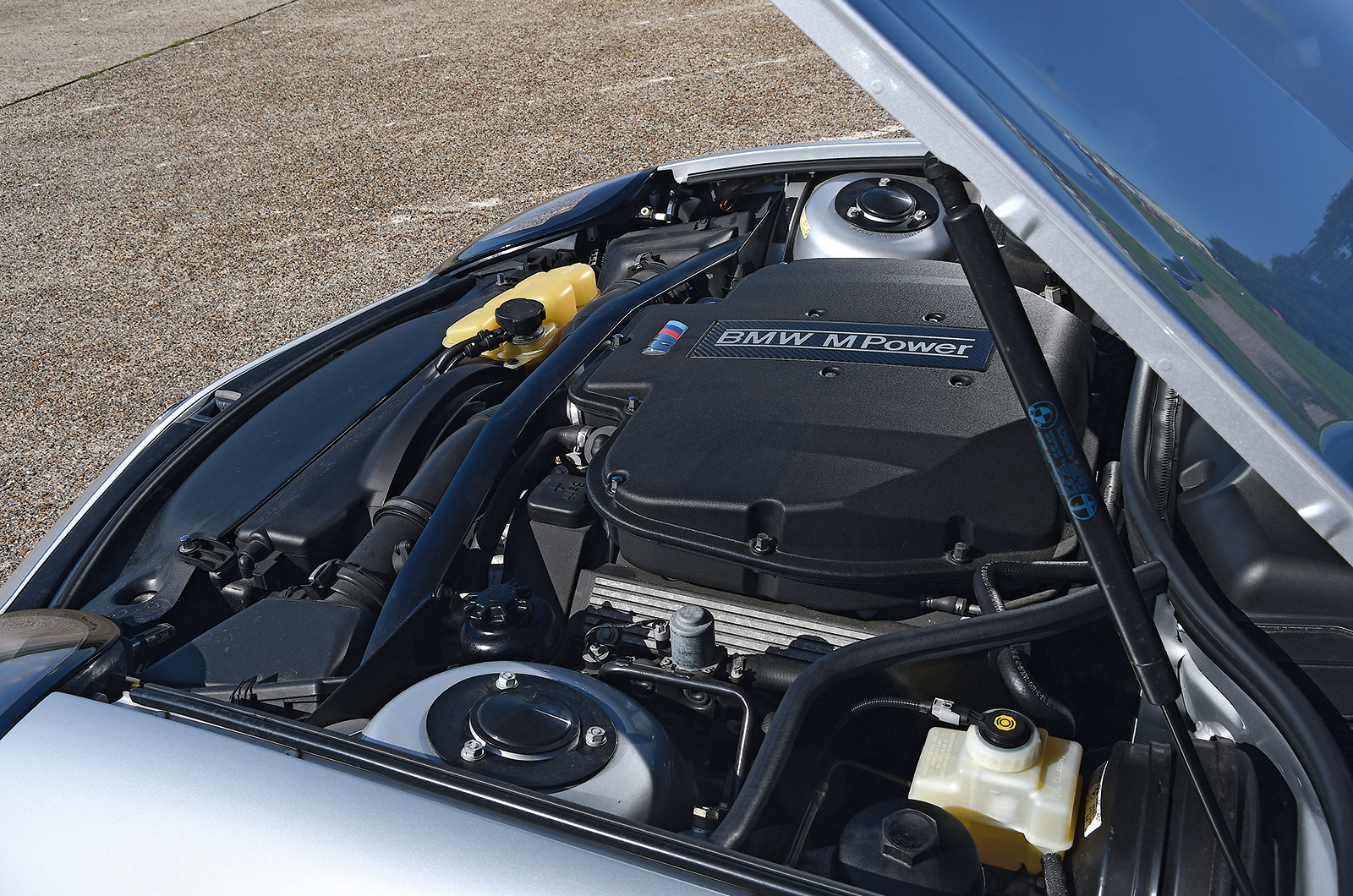 Classic & Sports Car – Bond’s BMWs: Z3, Z8 and 750iL on track