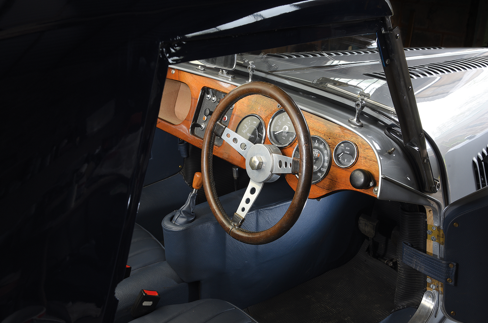 Classic & Sports Car – The unique Morgan 4/4 that came out the shadows