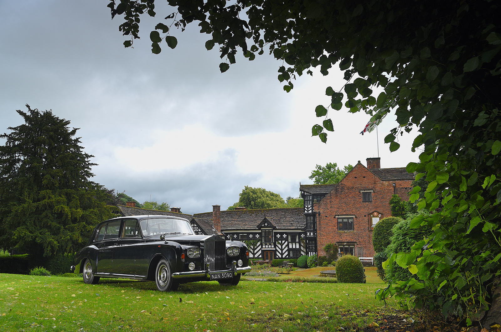 Classic & Sports Car – Rolls-Royce Phantom V: star conveyance